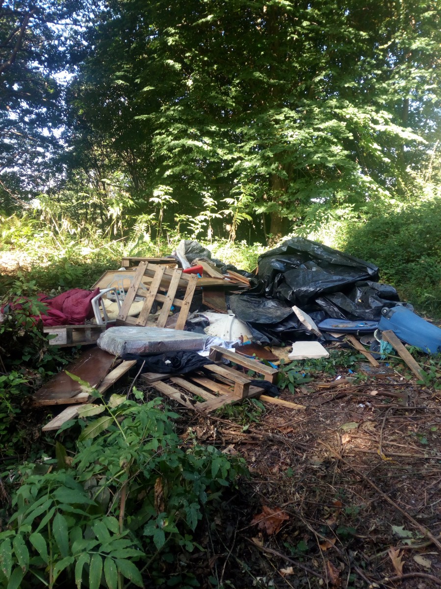 Gaizki botatako hondakinak agertu dira Urkabe bidean