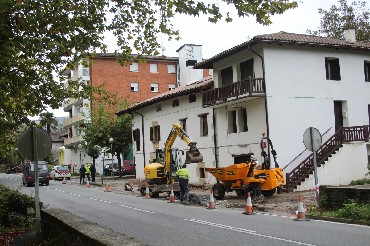 Ibarren semaforoak jartzeko eta oinezko pasabideak egiteko lanak hasi dira