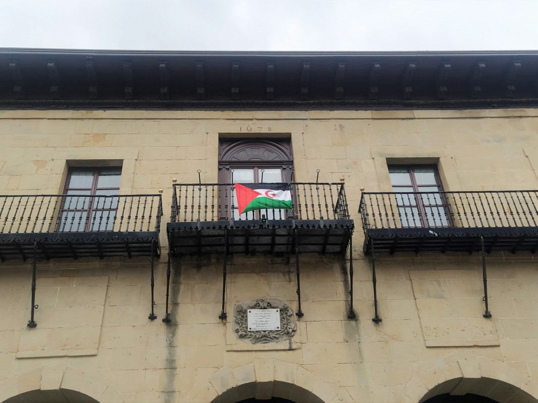 Saharako bandera jarrita dago udaletxeko balkoian