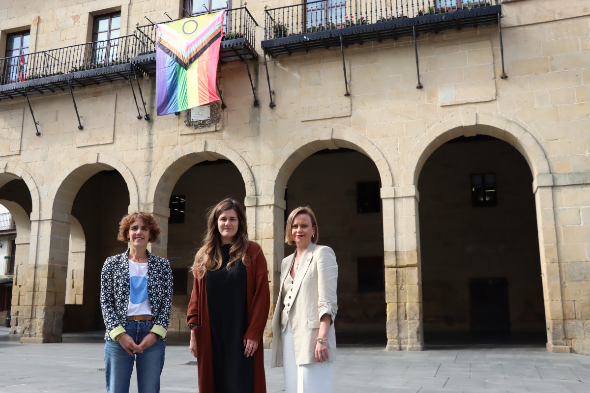 LGBTI fobiaren aurkako egunaren bueltan antolatutako ekimenekin bat egin dute EH Bilduko eta EAJko zinegotziek