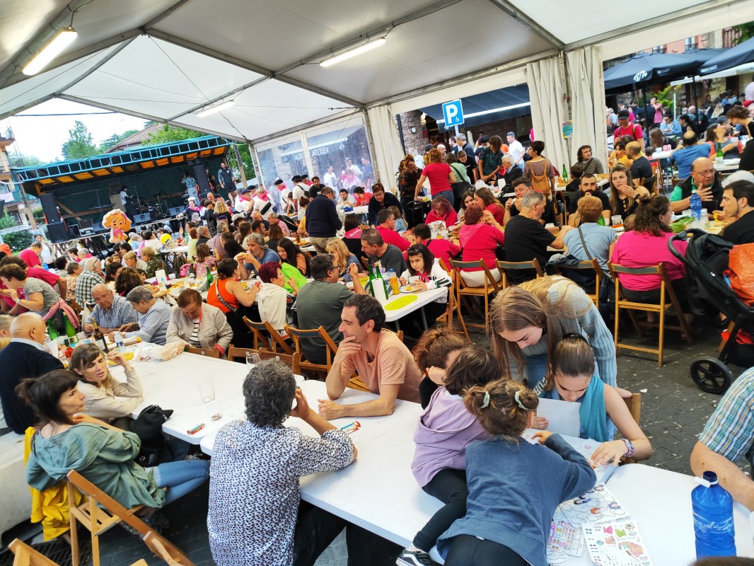 Auzoko festez gozatzeko prest daude altzibartarrak