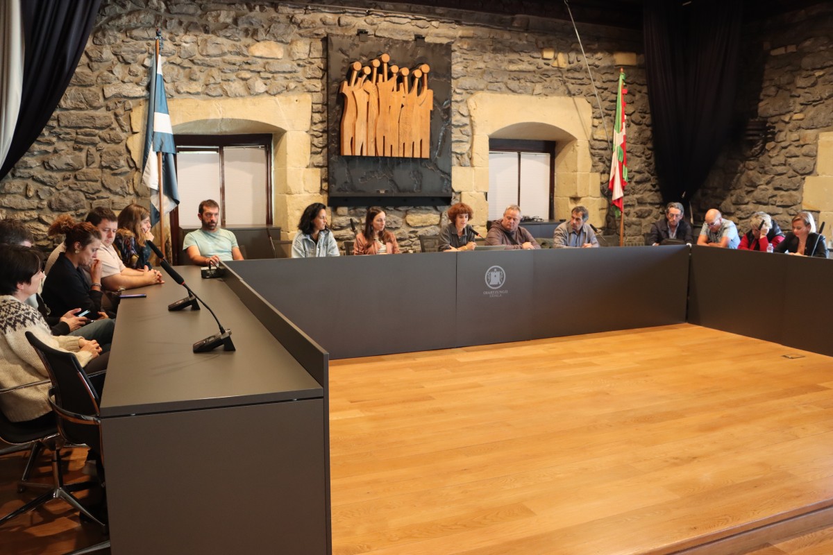 Hamahiru puntu jorratuko dituzte urriko udalbatzarrean