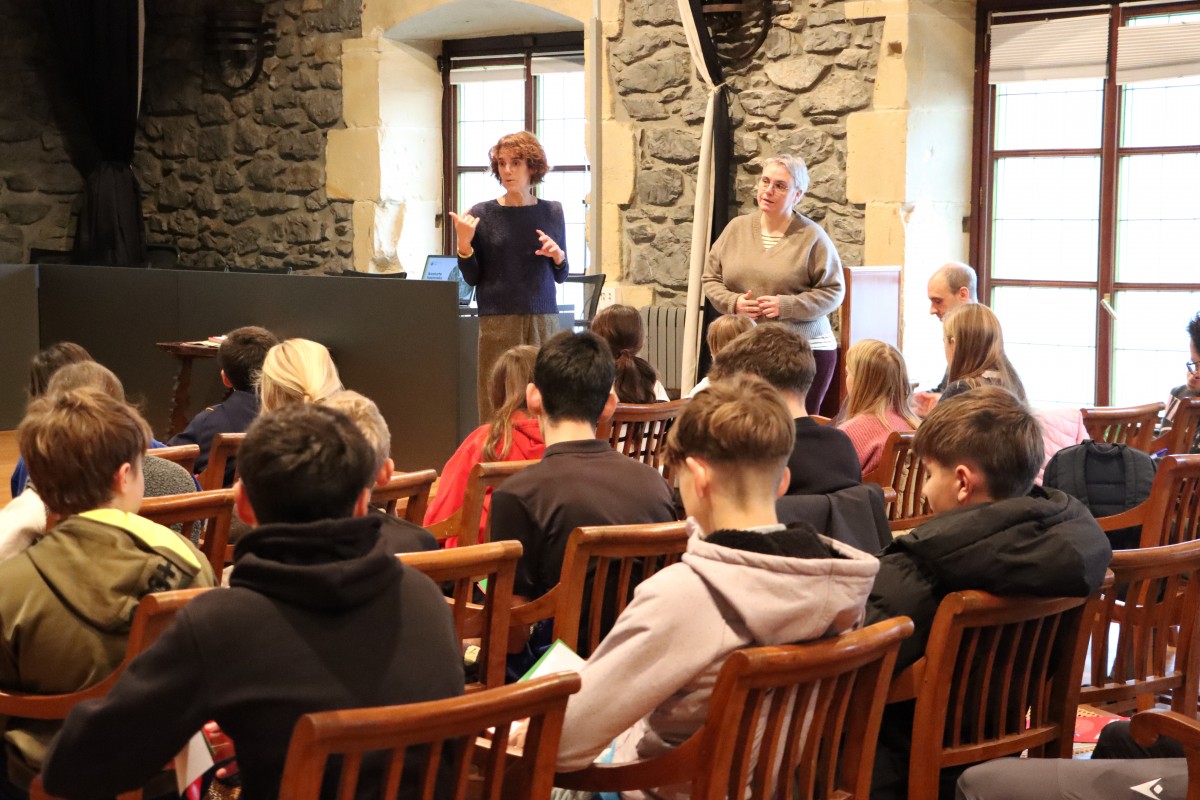 Ikasleak izan dira Oiartzungo udal foroko protagonistak, 2025-2026ko ekintza-plana hautatuz.