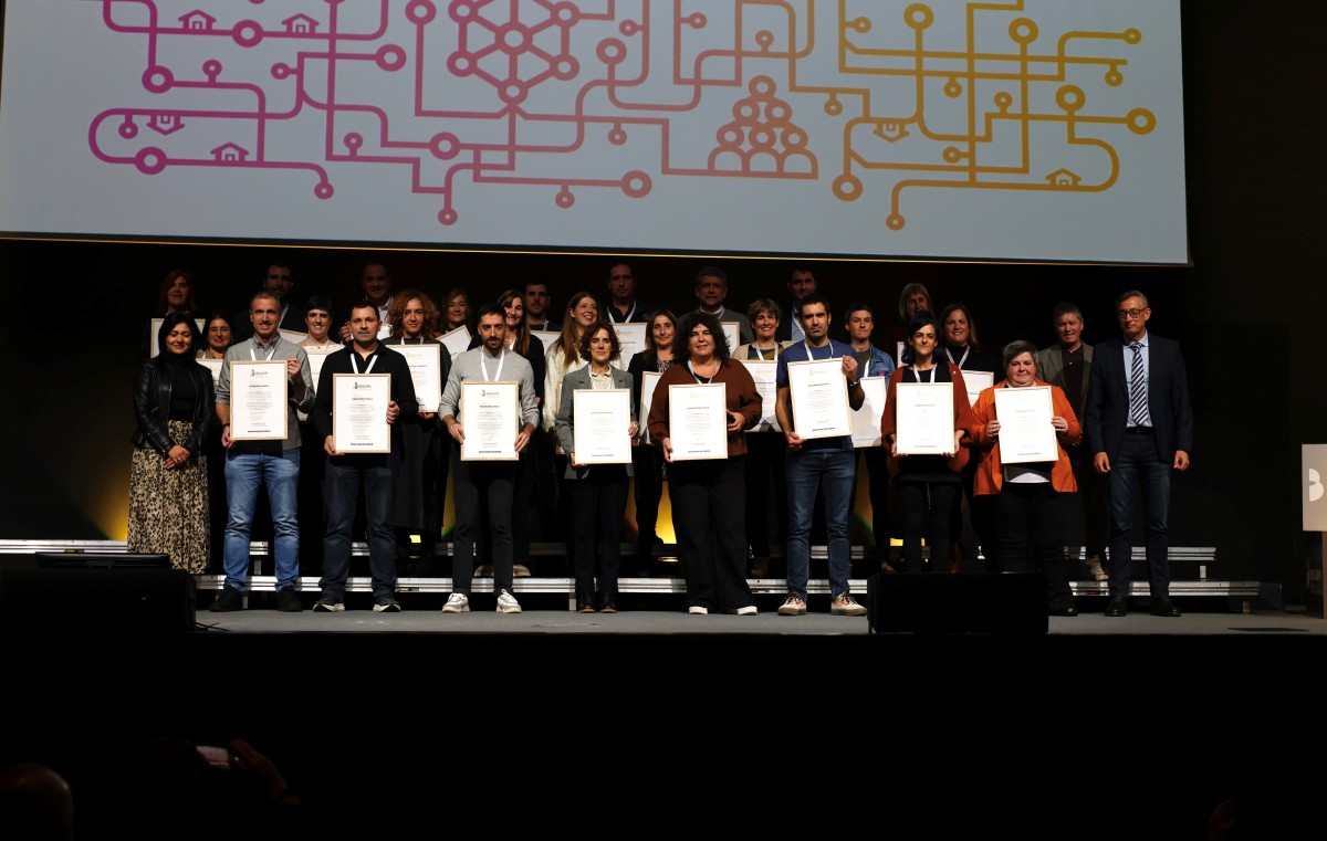 Urrezko Bikain ziurtagiria lortu du Udalak, euskararen alde urte luzez egindako lanaren aitortza gisa