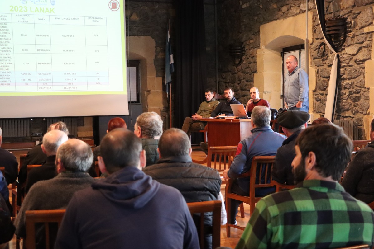 Udalak eta abeltzainek bilera egingo dute 2026ko beharrak eta lanak adosteko